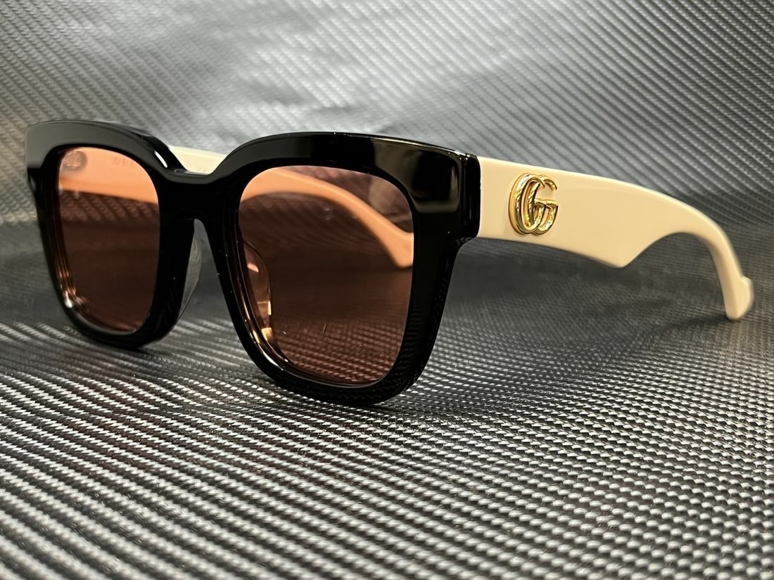 GUCCI GG0998S 002 Black Square 52 mm Womens Sunglasses: GUCCI GG0998S 002 Black Square 52 mm Womens Sunglasses Frame Color: Black Type: Sunglasses Style: Square New The BIDHAUS Guarantee: All items in this auction are guaranteed to be 100% authentic. At Yo