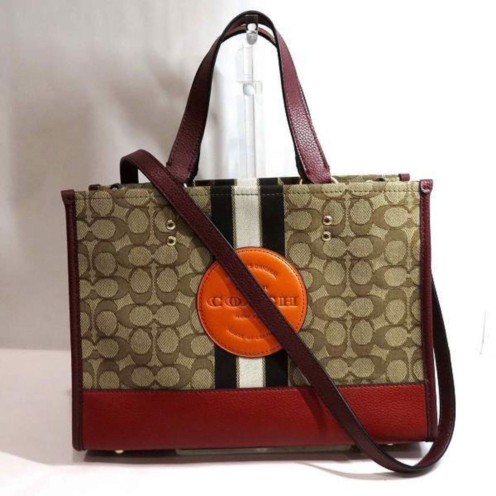 Coach COACH Signature Dempsey Carryall 4113 Bag Handbag Shoulder Ladies: Coach COACH Signature Dempsey Carryall 4113 Bag Handbag Shoulder Ladies Brand: Coach Line: Signature Model: 4113 Type: Handbag Shoulder bag Material: Leather Leather: Color: Brown Gender: Women Size (
