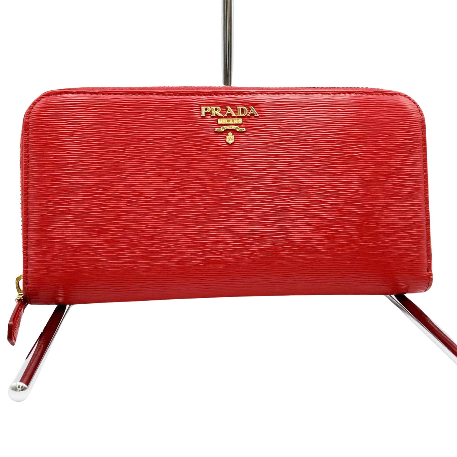 Prada Saffiano: Prada Saffiano Brand: Prada Model: Saffiano Color: Red Material: Leather Dimensions: 10.5cm x 20cm x 2.5cm : Elevate your everyday essentials with the Prada Saffiano long wallet a sophisticated access