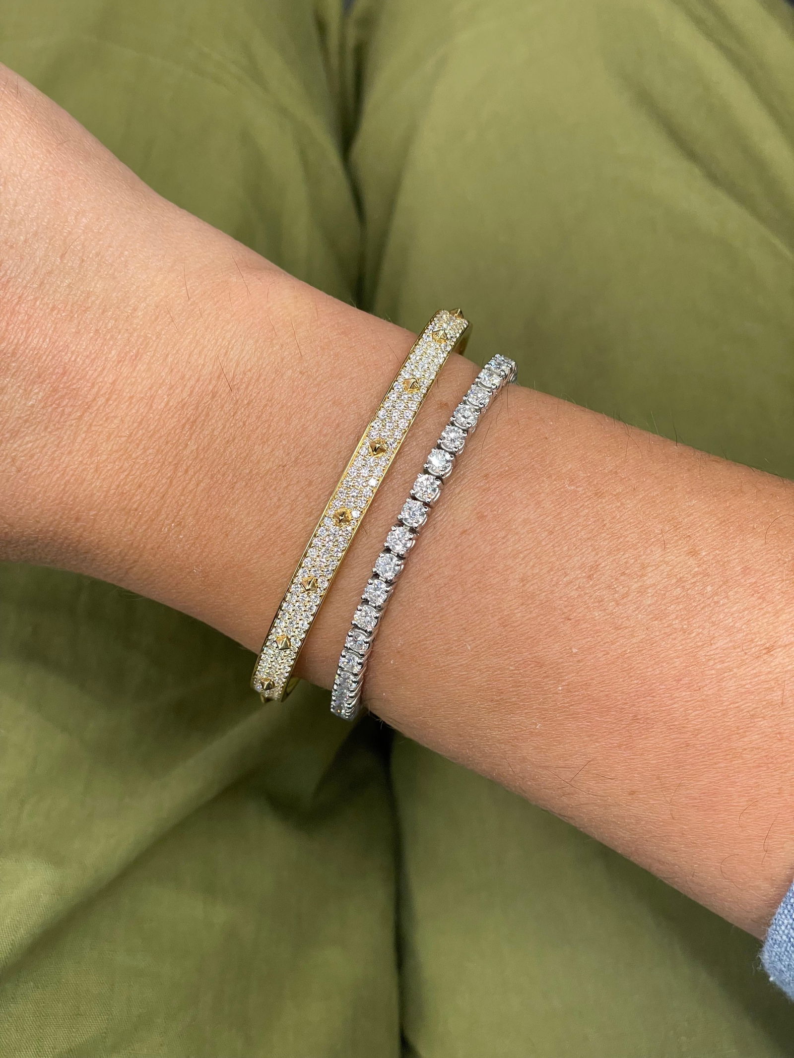 Diamond Spike Hinge Bangle Bracelet 1.75 Carats F VS Italian 18K Yellow Gold: Diamond Spike Hinge Bangle Bracelet 1.75 Carats F VS Italian 18K Yellow Gold Creator: Crivelli Metal: 18k Gold Yellow Gold Stone: Diamond Stone Cut: Round Cut Weight: 16.7 g Dimensions: Height: 0.2 in