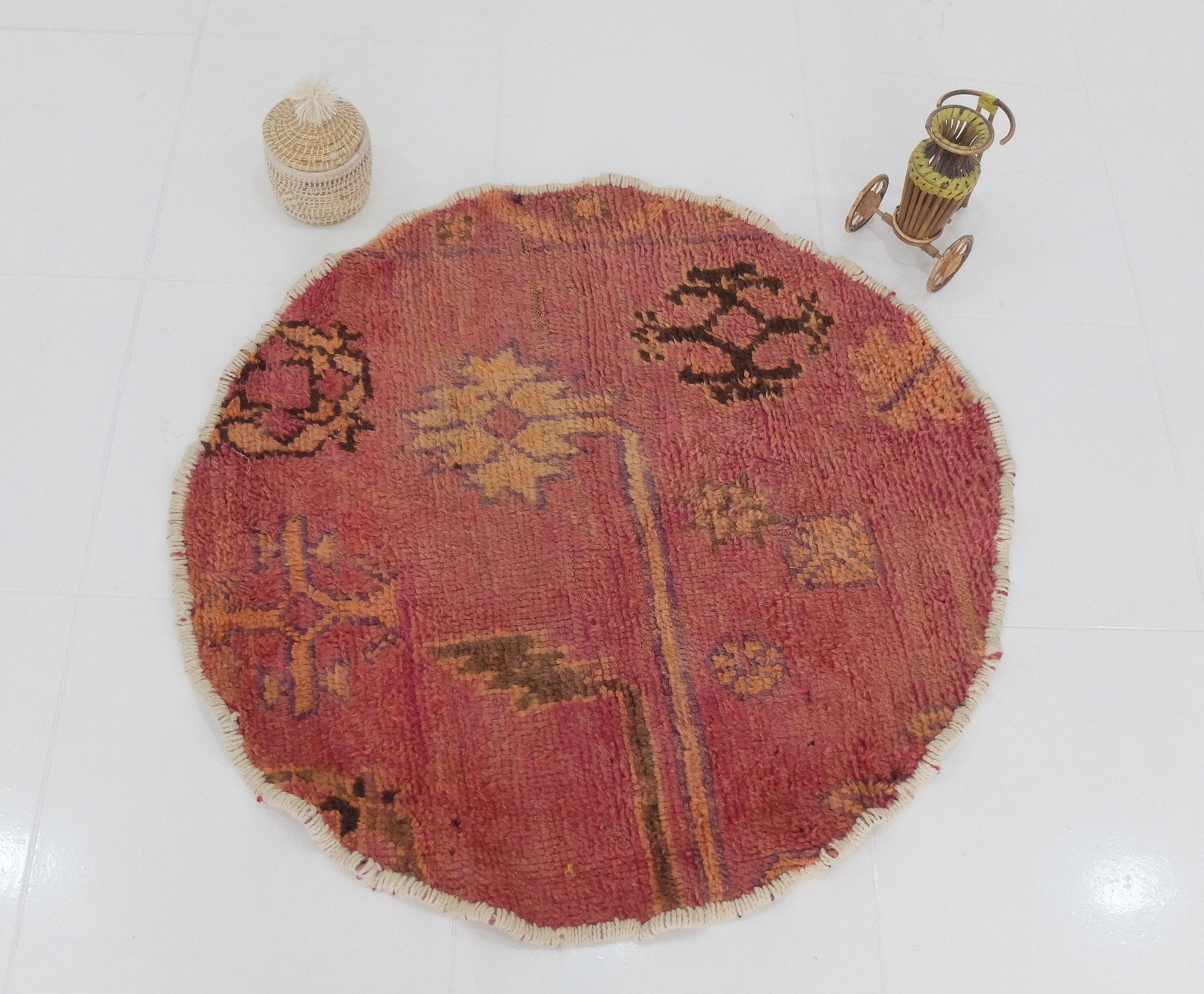 35.5 pouces. Moroccan round rug vintage Azilal Rug Hand Woven by Berber Berber Carpets.natural: 35.5 pouces. Moroccan round rug vintage Azilal Rug Hand Woven by Berber Berber Carpets.natural rug.berber ( Diametre: 90 Cm) Berber hand-woven rug made from natural materials and with a great symbolic