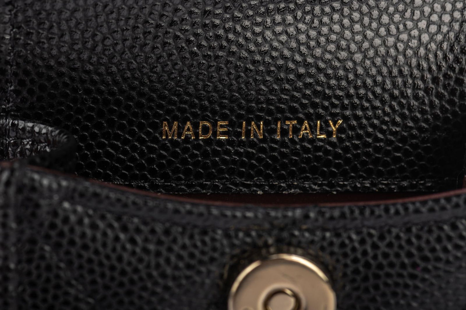 Chanel BNIB Black Caviar Air Pods Case: Chanel BNIB Black Caviar Air Pods Case Designer: Chanel Dimensions: Height: 2.25 in (5.72 cm)Width: 1.5 in (3.81 cm)Length: 2.75 in (6.99 cm) Place of Origin: Italy Period: 21st Century Pre-Owned The