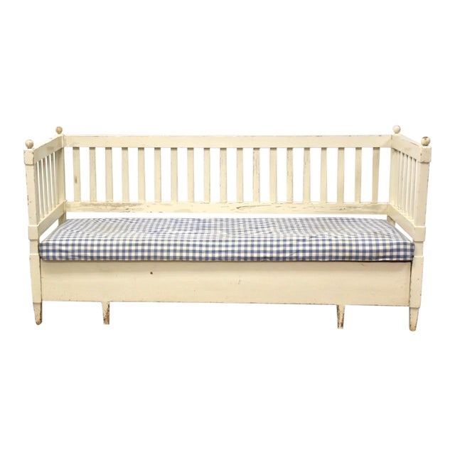 18th Century White Swedish Daybed Bench Sofa with Horse Hair Pillows: 18th Century White Swedish Daybed Bench Sofa A beautiful 18th century painted white daybed bench or sofa. Aged patina through out resulting in a shabby chic like finish. Comes with horse hair pillows.