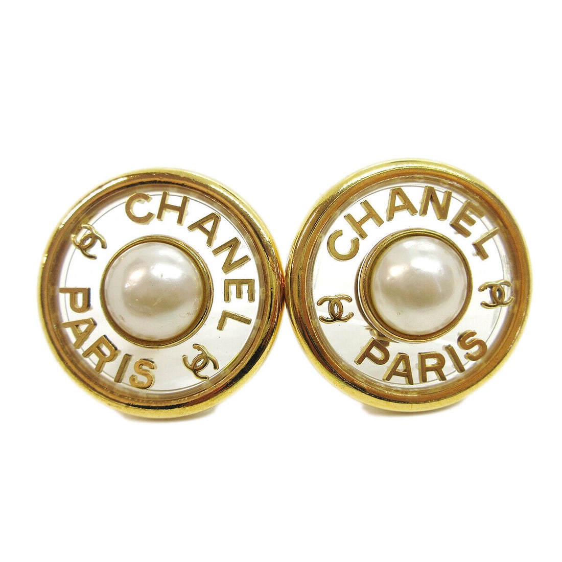 CHANEL CC Logos Artificial Pearl Button Motif Earrings Clip-On 28: CHANEL CC Logos Artificial Pearl Button Motif Earrings Clip-On 28 Type: Earrings Shape: Button Closure: Clip-On Color: Gold White Style: Earrings Metal: Gold-tone Main Stone: Artificial Pearl Outside