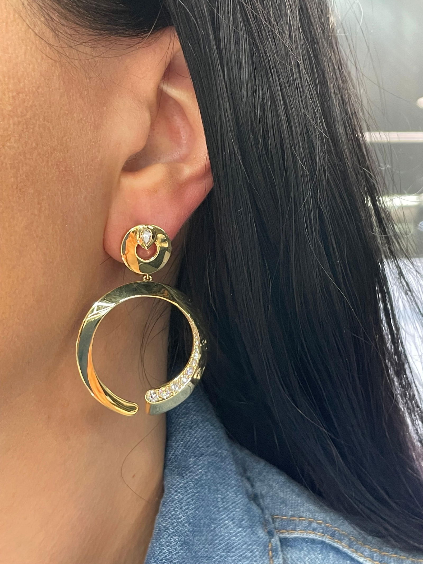 Italian Diamond Hoop Link Drop Earrings 1.20 Carats 18 Karat Yellow Gold F VS: Italian Diamond Hoop Link Drop Earrings 1.20 Carats 18 Karat Yellow Gold F VS Creator: Crivelli Metal: 18k Gold Yellow Gold Stone: Diamond Stone Cut: Round Cut Weight: 25.02 g Dimensions: Length: 1.88