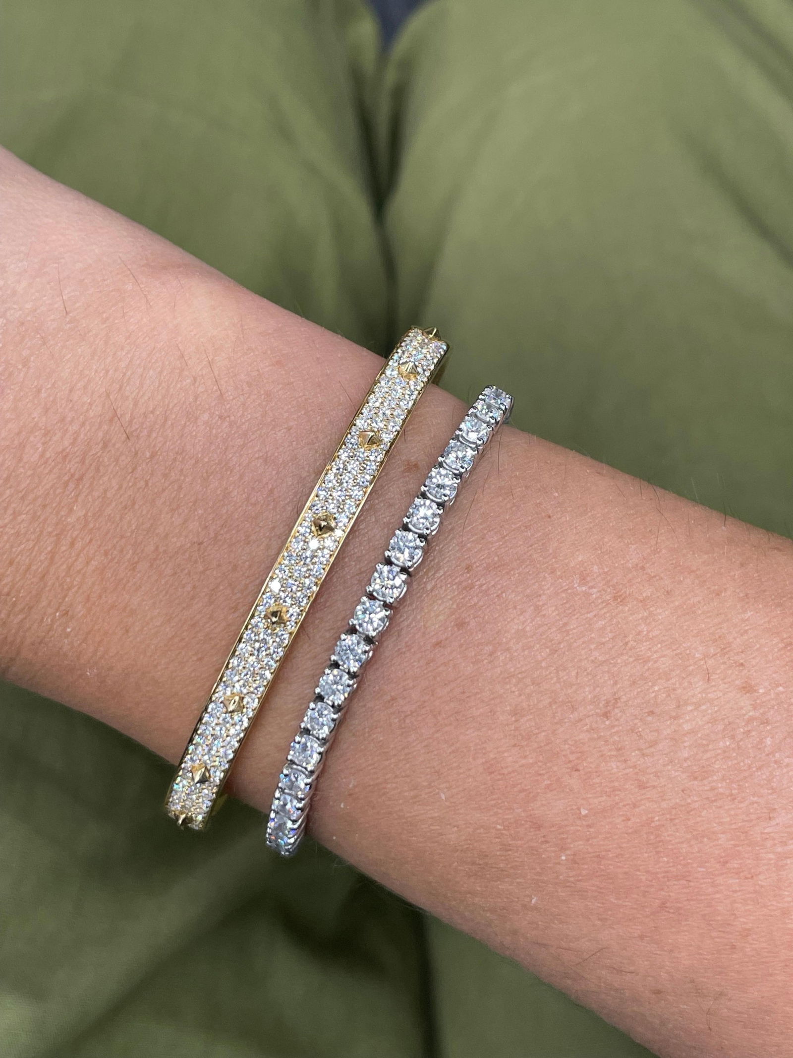 Diamond Spike Hinge Bangle Bracelet 1.75 Carats F VS Italian 18K Yellow Gold: Diamond Spike Hinge Bangle Bracelet 1.75 Carats F VS Italian 18K Yellow Gold Creator: Crivelli Metal: 18k Gold Yellow Gold Stone: Diamond Stone Cut: Round Cut Weight: 16.7 g Dimensions: Height: 0.2 in