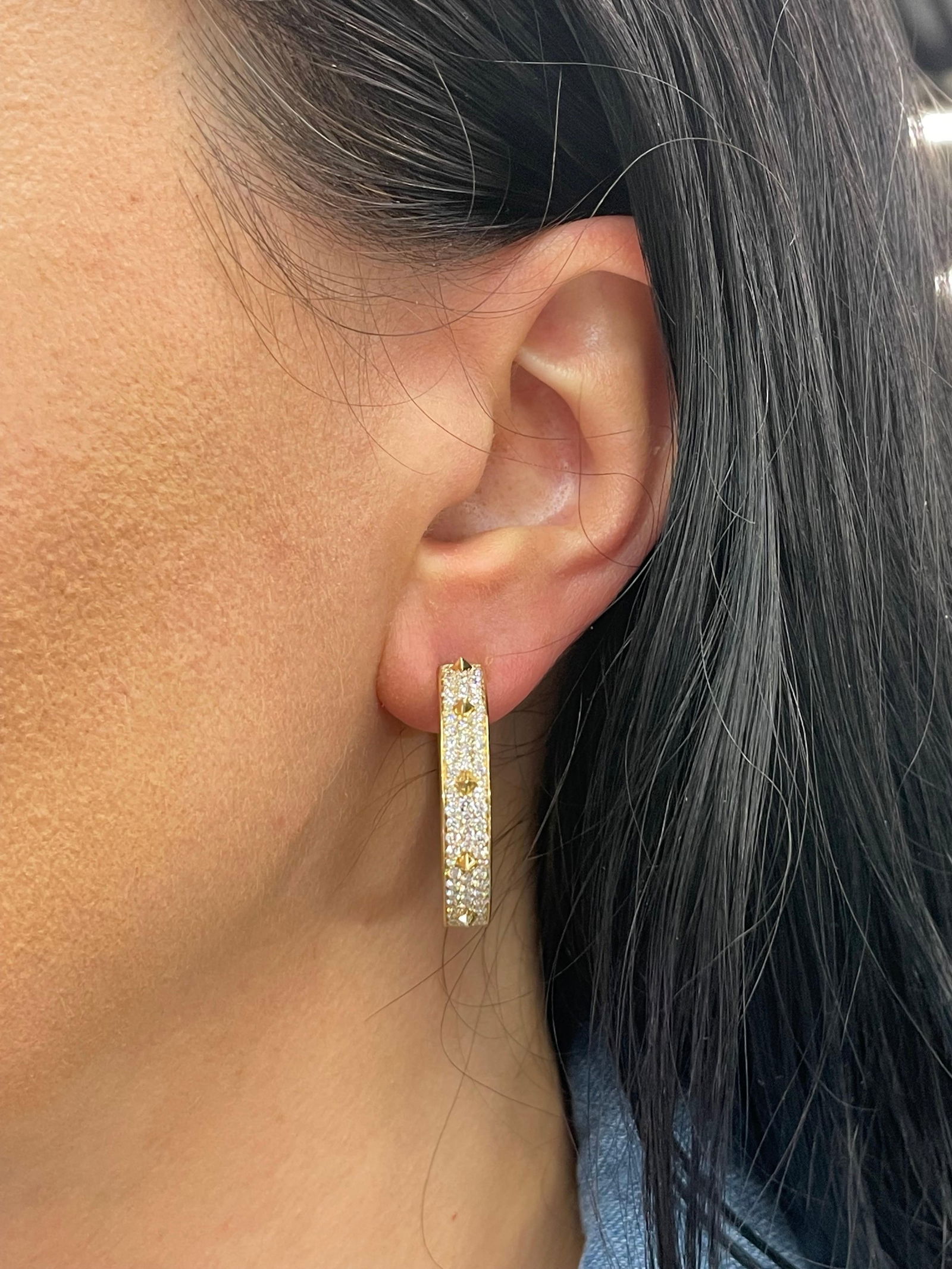 Italian Diamond Spike Hoop Earrings 2.60 Carats 18 Karat Yellow Gold F VS: Italian Diamond Spike Hoop Earrings 2.60 Carats 18 Karat Yellow Gold F VS Creator: Crivelli Metal: 18k Gold Yellow Gold Stone: Diamond Stone Cut: Round Cut Weight: 17.84 g Dimensions: Diameter: 1.13 i