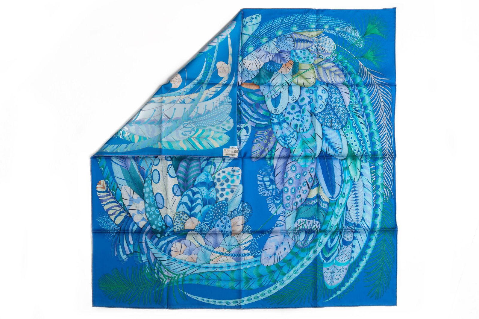 Hermes NIB Turquoise Feather Silk Scarf: Hermes NIB Turquoise Feather Silk Scarf Designer: Hermes Dimensions: Width: 35 in (88.9 cm)Length: 35 in (88.9 cm) Place of Origin: France Period: 21st Century Pre-Owned The BIDHAUS Guarantee: All ite