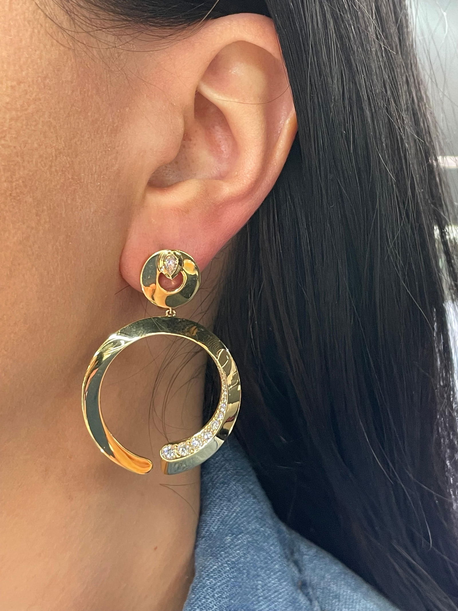 Italian Diamond Hoop Link Drop Earrings 1.20 Carats 18 Karat Yellow Gold F VS: Italian Diamond Hoop Link Drop Earrings 1.20 Carats 18 Karat Yellow Gold F VS Creator: Crivelli Metal: 18k Gold Yellow Gold Stone: Diamond Stone Cut: Round Cut Weight: 25.02 g Dimensions: Length: 1.88