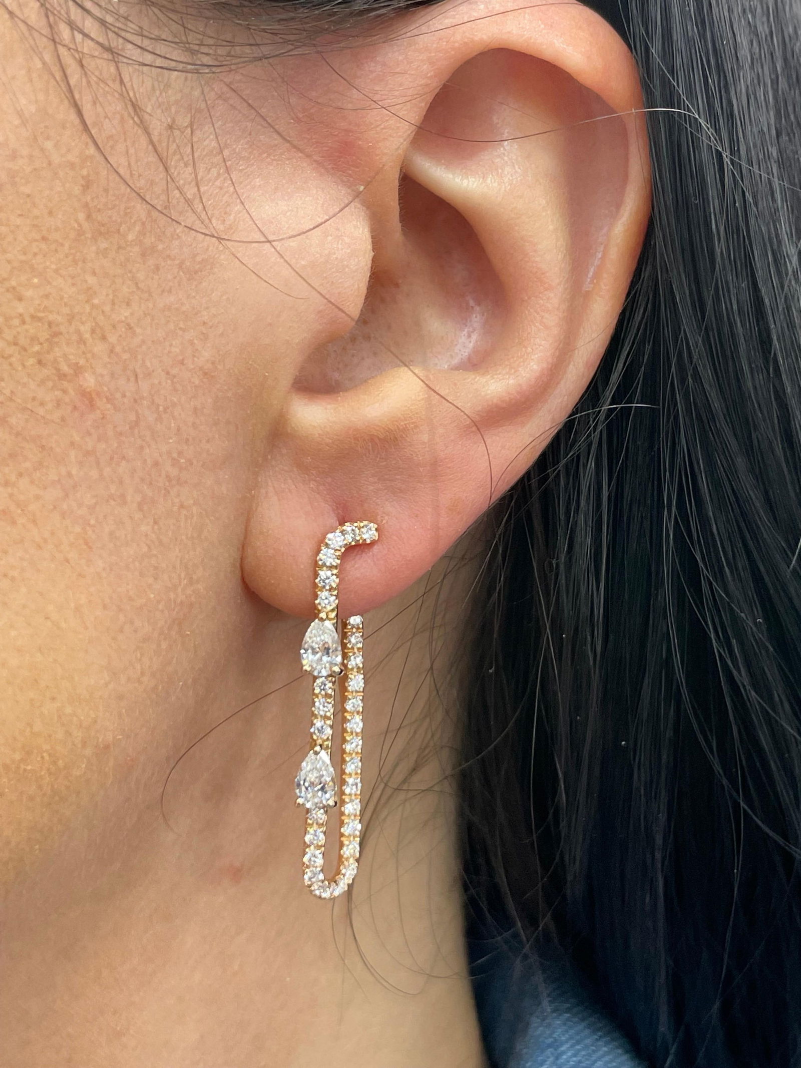 Pear Shape Diamond Paperclip Drop Earrings 1.95 Carats 18 Karat Rose Gold Italy: Pear Shape Diamond Paperclip Drop Earrings 1.95 Carats 18 Karat Rose Gold Italy Creator: Crivelli Metal: 18k Gold Rose Gold Stone: Diamond Stone Cut: Pear Cut Weight: 6.8 g Dimensions: Length: 1.38 in