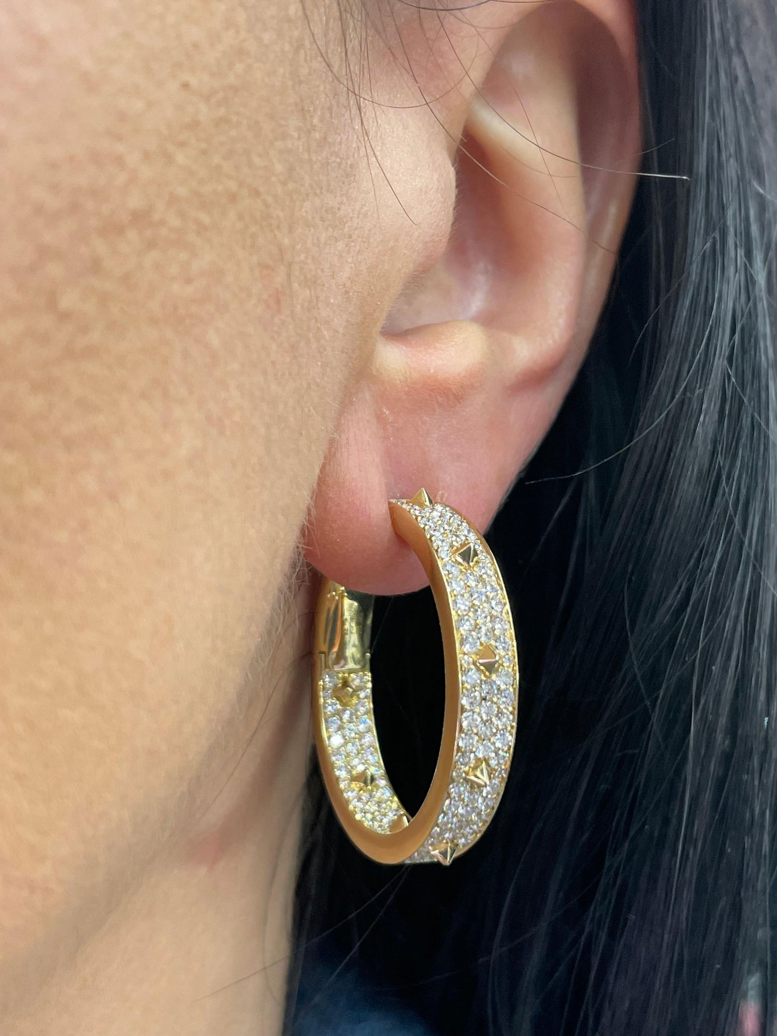 Italian Diamond Spike Hoop Earrings 2.60 Carats 18 Karat Yellow Gold F VS: Italian Diamond Spike Hoop Earrings 2.60 Carats 18 Karat Yellow Gold F VS Creator: Crivelli Metal: 18k Gold Yellow Gold Stone: Diamond Stone Cut: Round Cut Weight: 17.84 g Dimensions: Diameter: 1.13 i