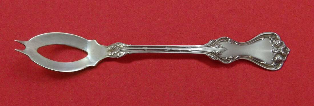 Duke of York Sterling Silver Olive Spoon Custom Made 5 3/4in: Duke of York by Whiting Sterling Silver Olive Spoon Ideal Custom Made 5 3/4" Type: Serving Spoon Age: Post-1940 Brand: Whiting Composition: Sterling Silver Maker: Whiting Pattern: Duke of York Feature