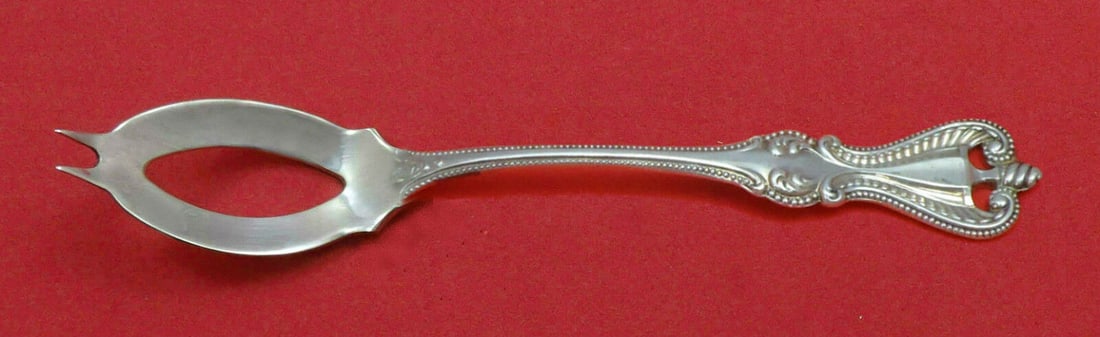 Old Colonial by Towle Sterling Silver Olive Spoon Custom Made Ideal: Old Colonial by Towle Sterling Silver Olive Spoon Custom Made Ideal Pattern: Old Colonial Brand: Towle Type: Serving Spoon Age: Post-1940 Composition: Sterling Silver Maker: Towle Lavishly decorated,