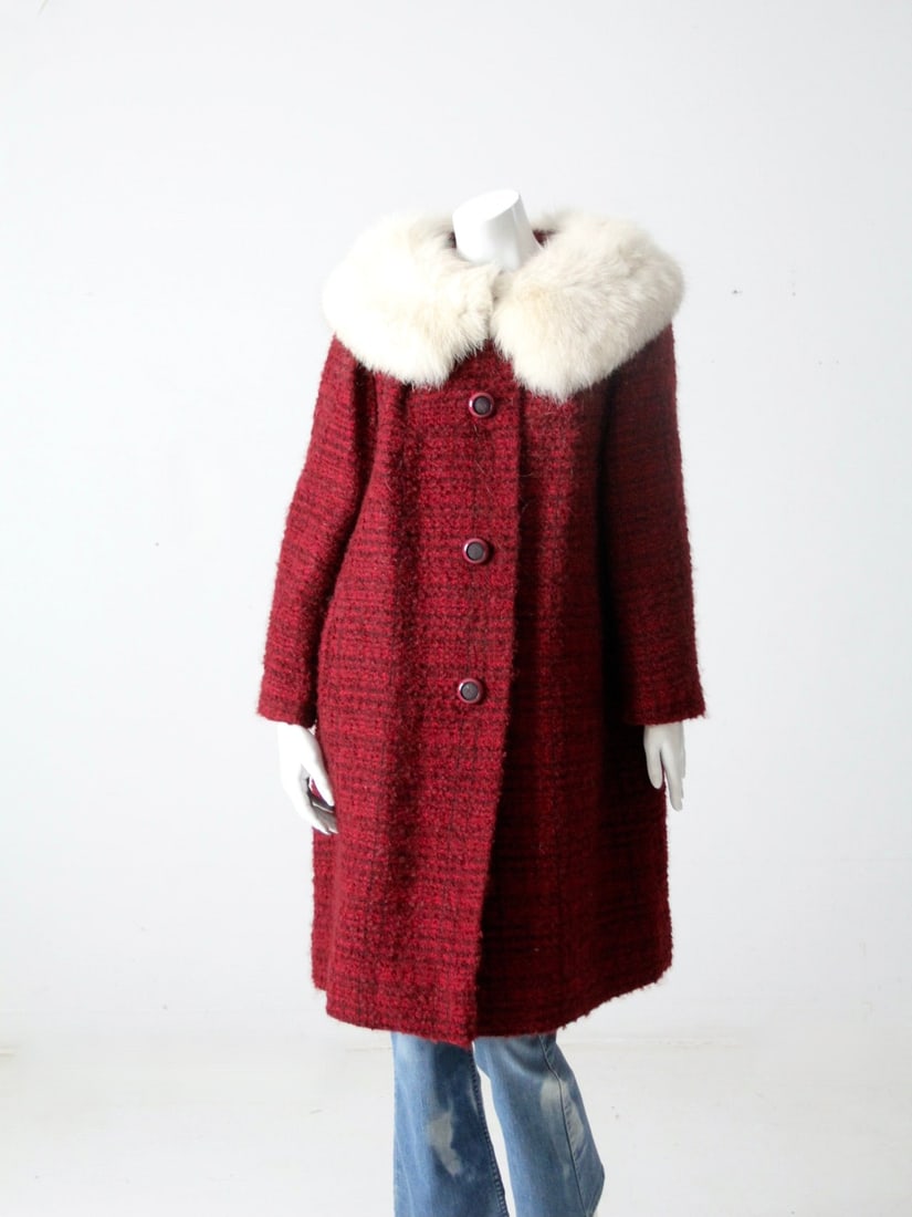 Vintage 60s Swing Coat with Fur Collar: This vintage 60s swing coat features a luxurious fur collar, ideal for adding a touch of elegance to your wardrobe. Designed for an approximate fit of size M, the coat offers a generous bust measureme