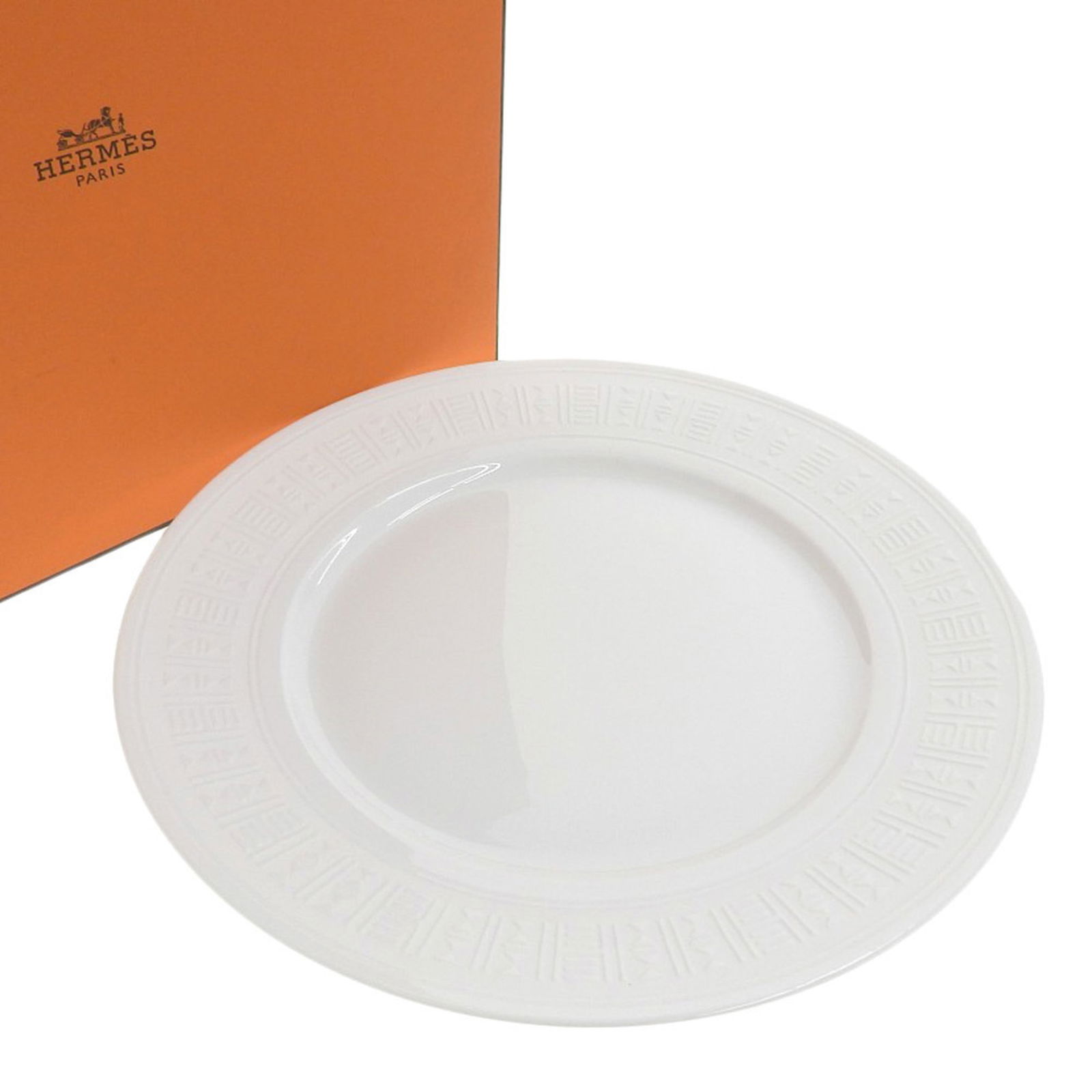 Hermes Aegean White Dinner Plate 27.5cm: Hermes Aegean Plate White approx. 27.5cm Brand: Hermes Type: Dinner plate Color: White Condition: Used (like new) The BIDHAUS Guarantee: All items in this auction are guaranteed to be 100% authentic.