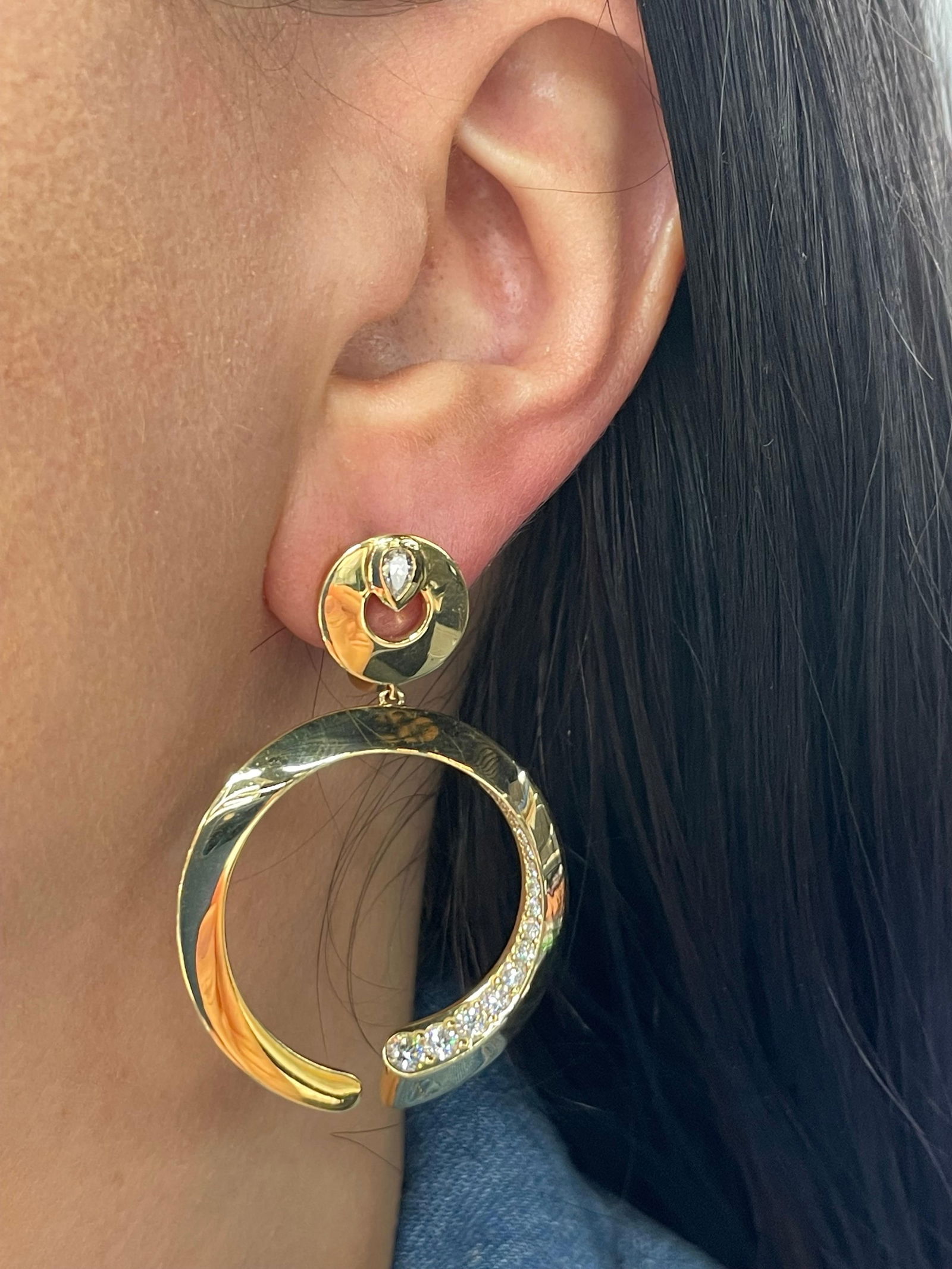 Italian Diamond Hoop Link Drop Earrings 1.20 Carats 18 Karat Yellow Gold F VS: Italian Diamond Hoop Link Drop Earrings 1.20 Carats 18 Karat Yellow Gold F VS Creator: Crivelli Metal: 18k Gold Yellow Gold Stone: Diamond Stone Cut: Round Cut Weight: 25.02 g Dimensions: Length: 1.88