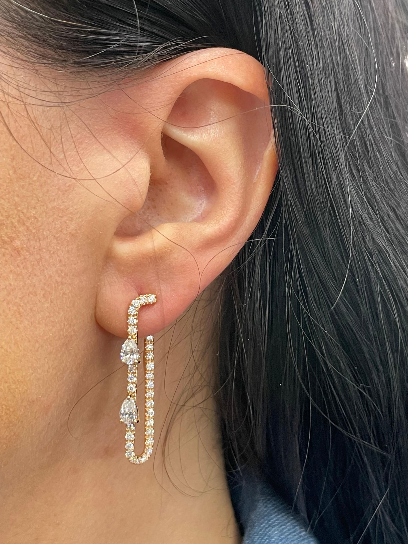 Pear Shape Diamond Paperclip Drop Earrings 1.95 Carats 18 Karat Rose Gold Italy: Pear Shape Diamond Paperclip Drop Earrings 1.95 Carats 18 Karat Rose Gold Italy Creator: Crivelli Metal: 18k Gold Rose Gold Stone: Diamond Stone Cut: Pear Cut Weight: 6.8 g Dimensions: Length: 1.38 in