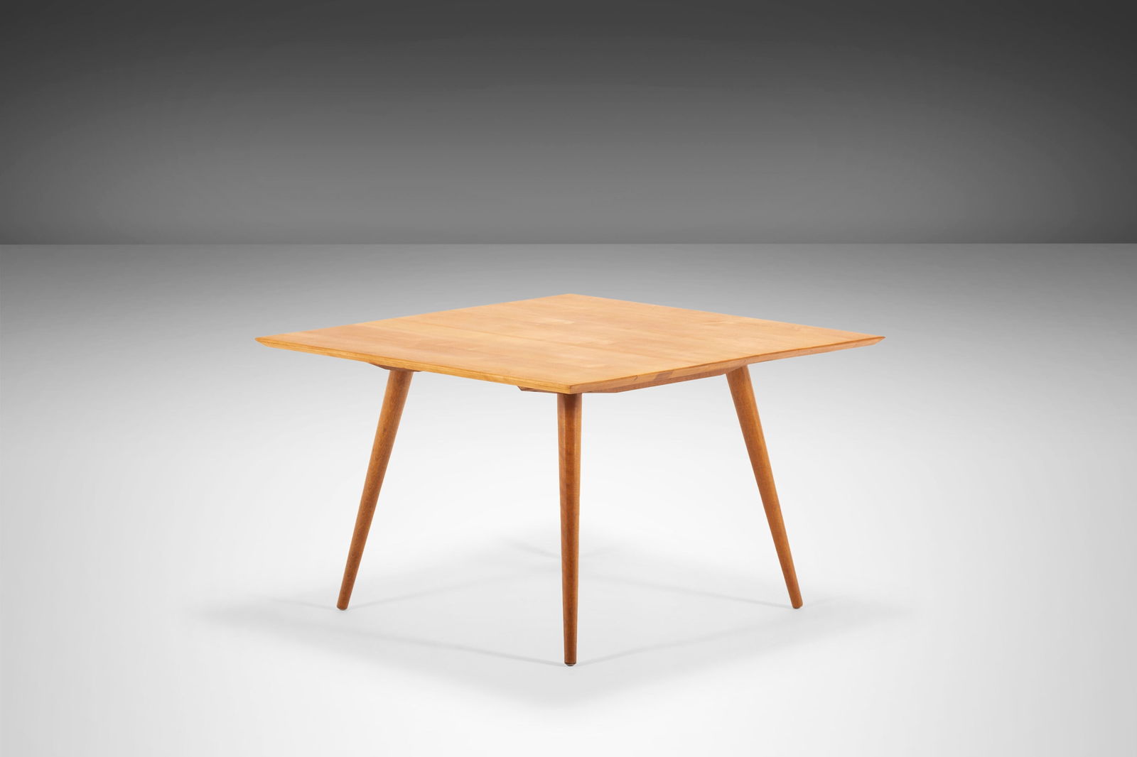 Mid Century Square Coffee Table by Paul McCobb, Maple, 32in x 32.5in x 20in, USA 1960s: Mid Century Square Coffee Table by Paul McCobb, Maple, 32in x 32.5in x 20in, USA 1960s This iconic Mid Century Square Coffee Table by Paul McCobb for Planner Group is a quintessential example of Ameri