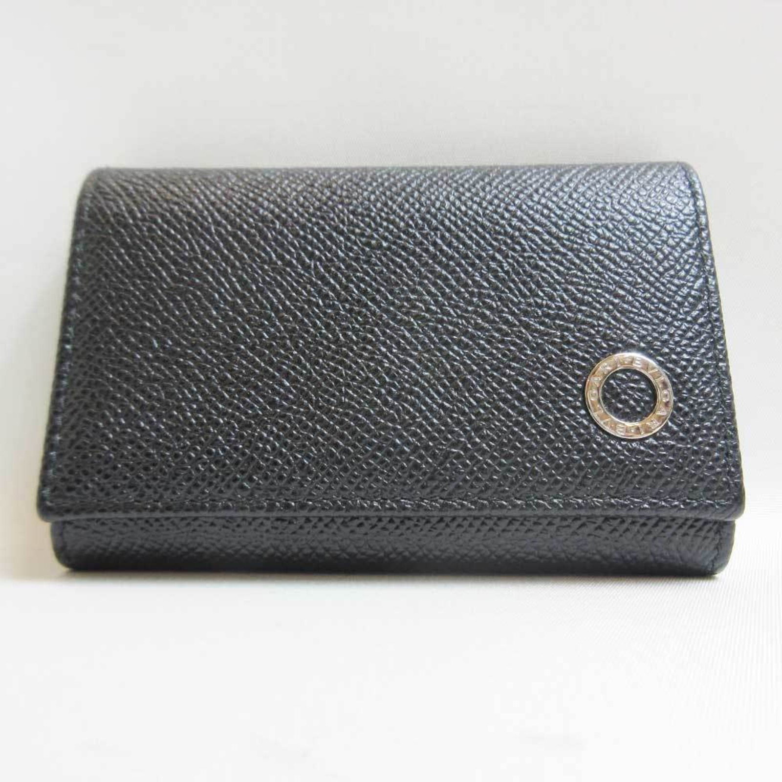 BVLGARI 6-ring key case black leather S: BVLGARI 6-ring key case black leather S Brand: Bvlgari Type: Keycase Color: Black Gender: Women Men Material: Leather Leather: Size (HxWxD): 7.5cm x 7cm x 2cm / 2.95 x 2.75 x 0.78 Condition: Used (lik