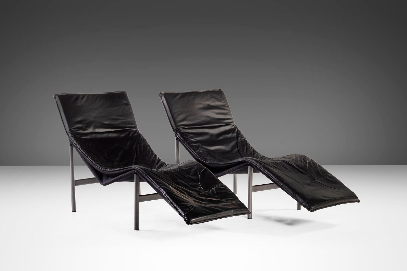 Set of Two Modern Skye Leather Chaise Lounge Chairs by Tord Bjorklund Sweden: Set of Two Modern Skye Leather Chaise Lounge Chairs by Tord Bjorklund Sweden This set of two Modern Skye Leather Chaise Lounge Chairs, designed by Tord Bjorklund in Sweden during the 1970s, combines c