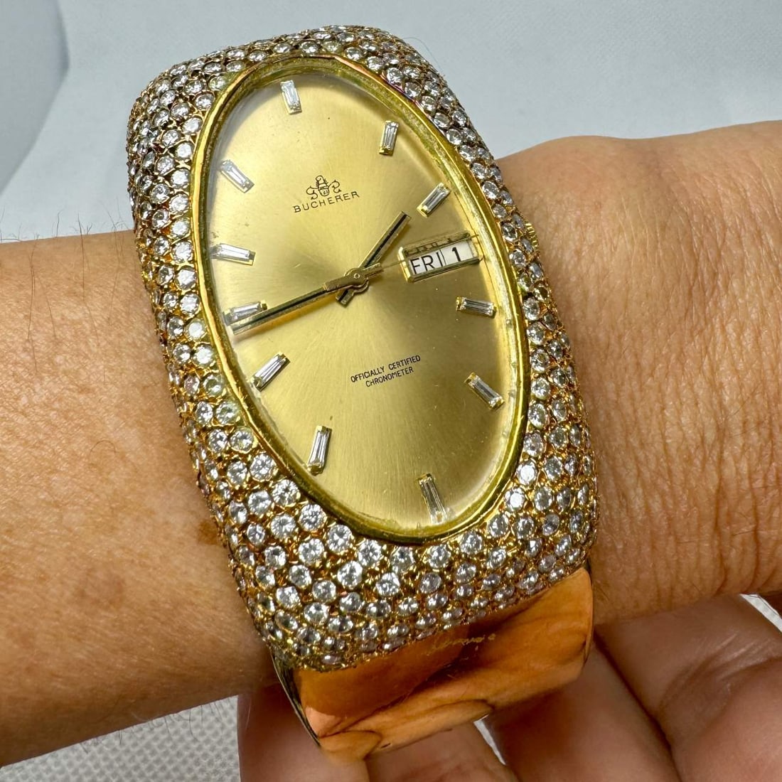 BUCHERER 18K Yellow Gold Watch with 500 Diamonds 25.00 Ct: BUCHERER 18K Yellow Gold Watch with 500 Diamonds 25.00 Ct This exquisite BUCHERER 18K Yellow Gold Watch features approximately 500 diamonds, totaling around 25.00 carats with G-H color and VS1-SI1 cla