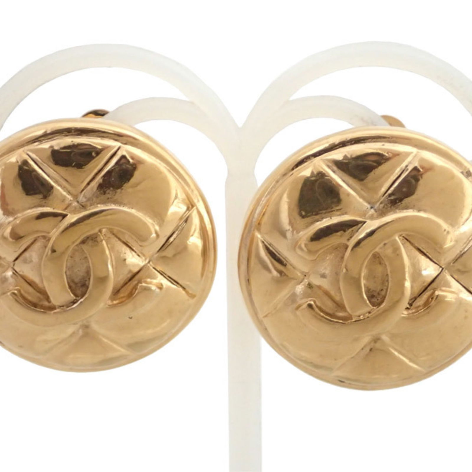 Chanel CHANEL earrings here mark metal gold ladies: Chanel CHANEL earrings here mark metal gold ladies Brand: Chanel Country of Origin: France Type: Clip earrings Gender: Women Material: Metal Color: Gold Size (HxWxD): 25.00mm x 25.00mm / 0.98 x 0.98 C