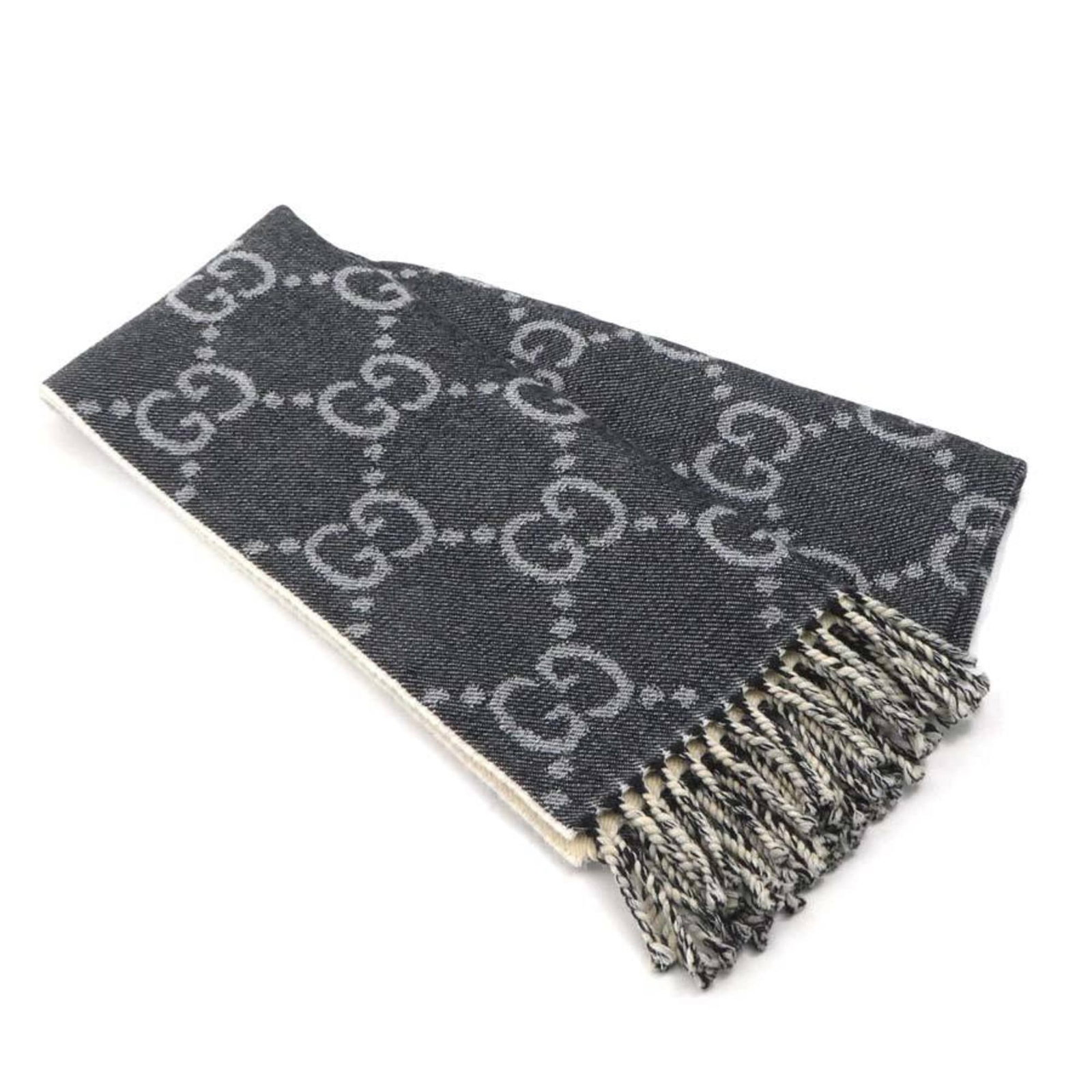 GUCCI muffler GG pattern wool black x ivory unisex: GUCCI muffler GG pattern wool black x ivory unisex Brand: Gucci Type: Stole Gender: Men Women Color: Black Ivory Material: Wool Wool: Size (LxW): 1.94m x 34cm / 76.37 x 13.38 Condition: Used (very goo