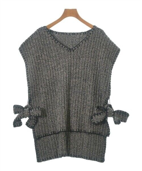 SOLOV Beige and Black Mixed Women's Vest Size F: SOLOV Beige and Black Mixed Women's Vest Size F SOLOV Vest in a stylish beige and black mixed color, designed for women. This regular size vest is perfect for layering and adds a chic touch to any out