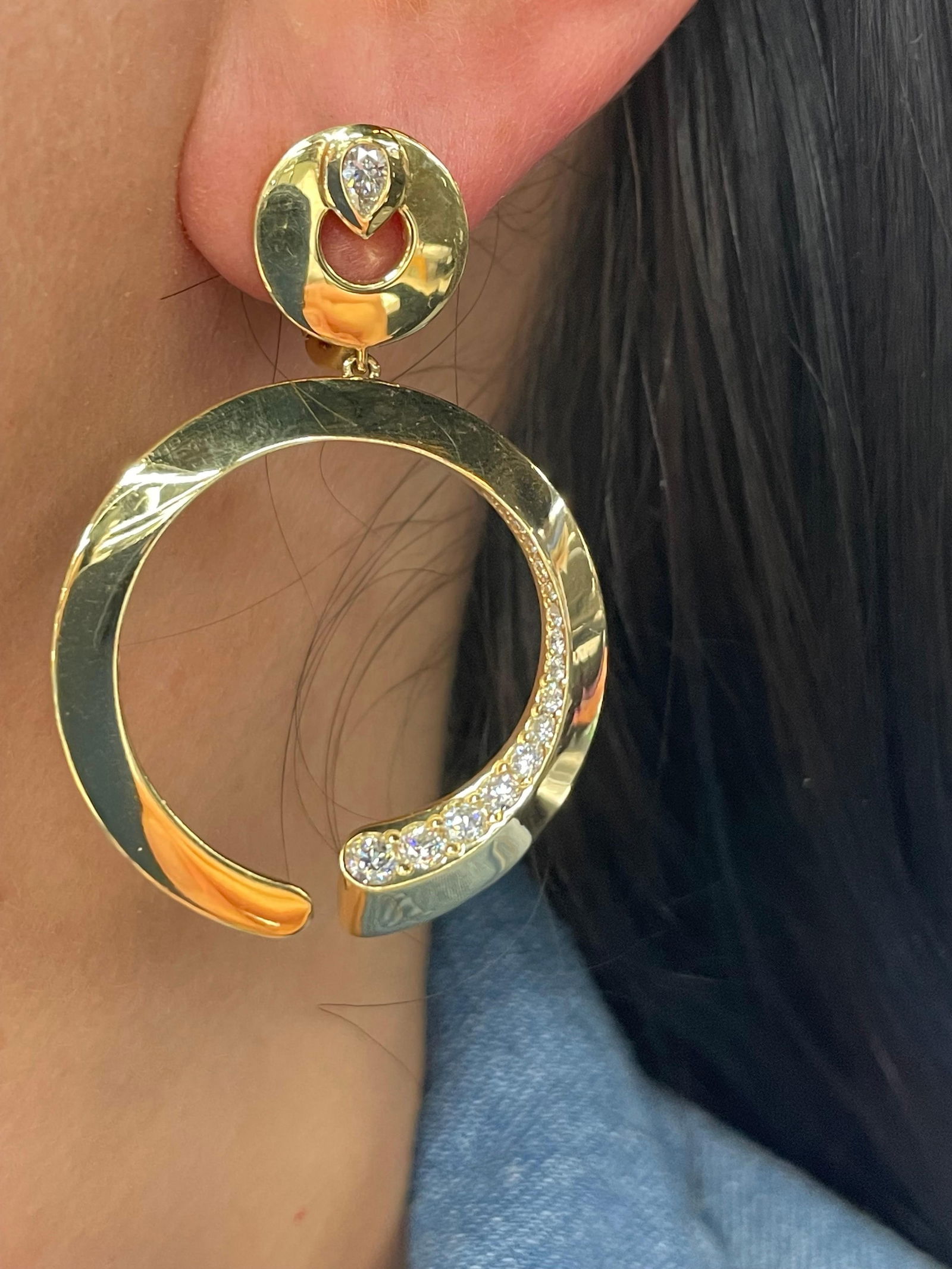 Italian Diamond Hoop Link Drop Earrings 1.20 Carats 18 Karat Yellow Gold: Italian Diamond Hoop Link Drop Earrings 1.20 Carats 18 Karat Yellow Gold These contemporary Italian drop earrings, crafted by Crivelli, feature stunning round cut diamonds totaling 1.20 carats set in