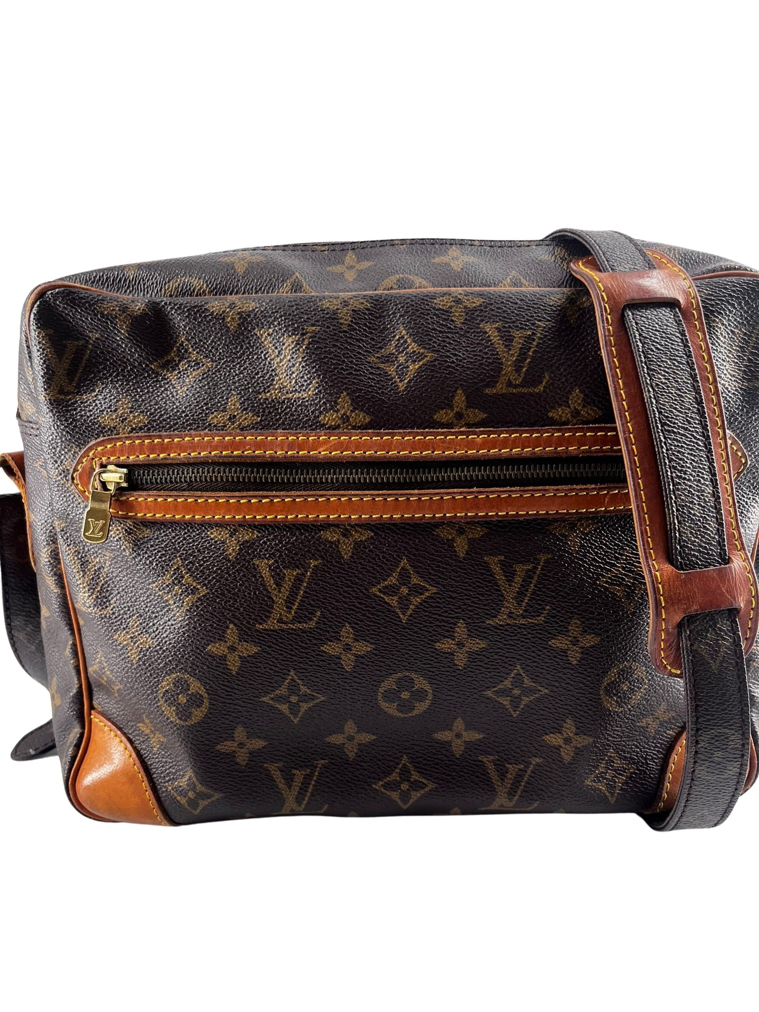 Louis Vuitton Reporter Shoulder Bag Monogram Canvas Brown 28x18x7 France: Louis Vuitton Reporter Shoulder Bag Monogram Canvas Brown 28x18x7 France Louis Vuitton Reporter shoulder bag crafted from Monogram canvas in brown. Dimensions are 28 x 18 x 7 cm. Made in France. Speci