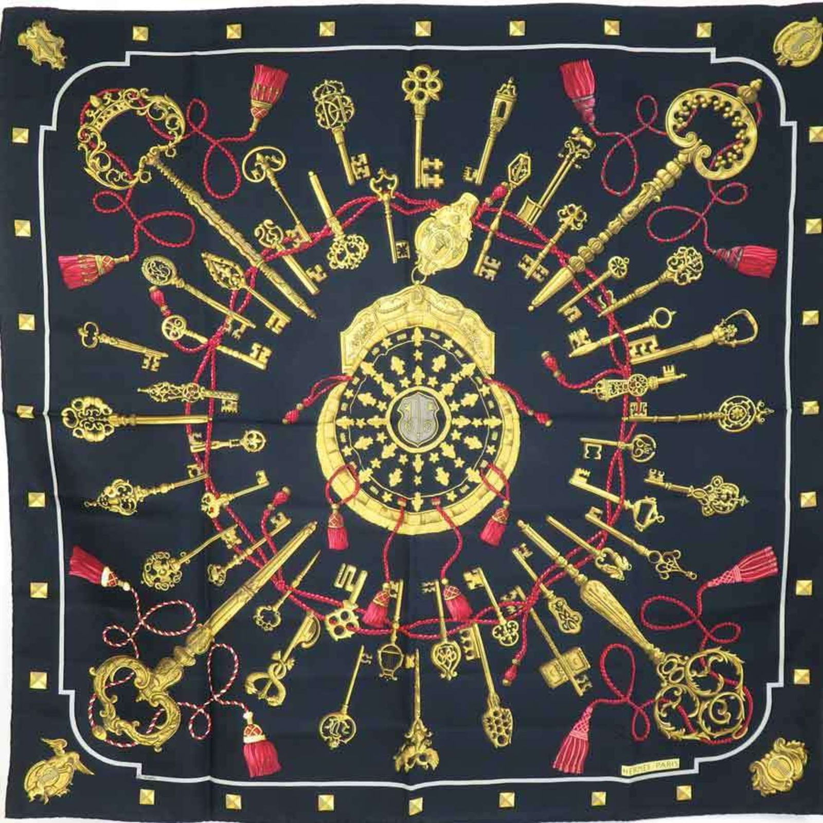 Hermes HERMES Scarf Muffler Carre 90 Silk Black Gold Red Women's e59104a: Hermes HERMES Scarf Muffler Carre 90 Silk Black Gold Red Women's e59104a Brand: Hermes Type: Scarf Gender: Women Color: Black Gold Red color Material: Silk Silk: Size (LxW): 87cm x 88cm / 34.25 x 34.6