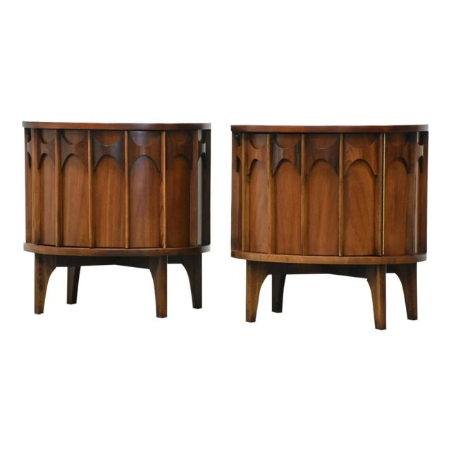 1960s Kent Coffey Walnut Nightstands Pair Mid Century Modern: 1960s Kent Coffey Walnut Nightstands Pair Mid Century Modern This exquisite pair of mid-century modern nightstands is crafted from walnut by Kent Coffey Perspecta. Each nightstand features elegant ros