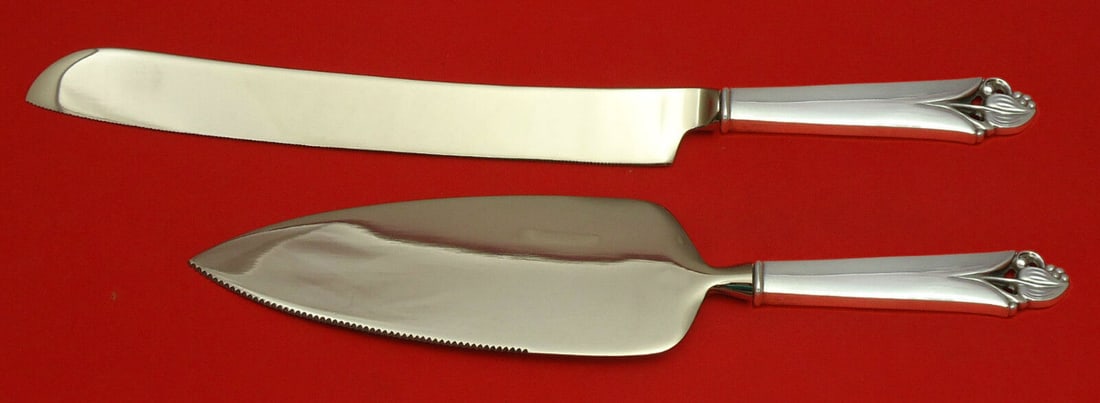 Frank Smith Woodlily Sterling Silver Wedding Cake Set 2pc: Frank Smith Woodlily Sterling Silver Wedding Cake Set 2pc The Woodlily wedding cake set by Frank Smith features a sterling silver design with a custom hollow handle and stainless steel components. Thi