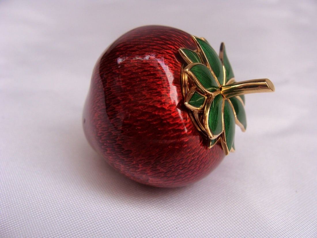 1940s Italian 18K Gold Enamel Strawberry Pill Box by Carlo Illario: 1940s Italian 18K Gold Enamel Strawberry Pill Box by Carlo Illario This exquisite 1940s Italian pill box is crafted from 18K yellow gold with an elegant enamel finish, designed by the renowned Italian