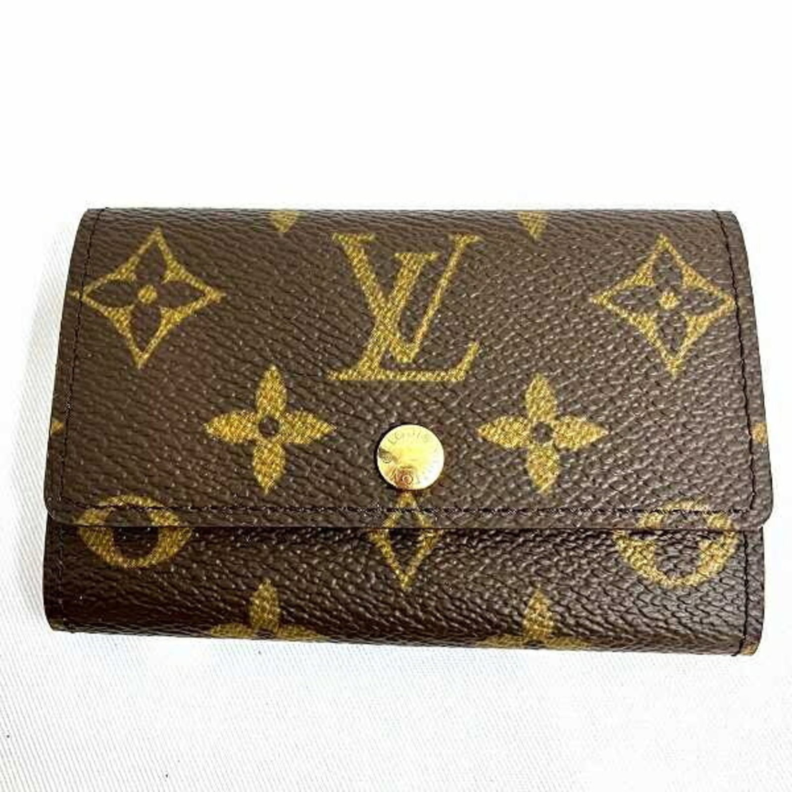 Louis Vuitton Monogram Myrtle Key Case Wallet for Men and Women: Louis Vuitton Monogram Myrtle Key Case Wallet for Men and Women This Louis Vuitton Monogram Myrtle key case wallet features a classic monogram design suitable for both men and women. It is made from h