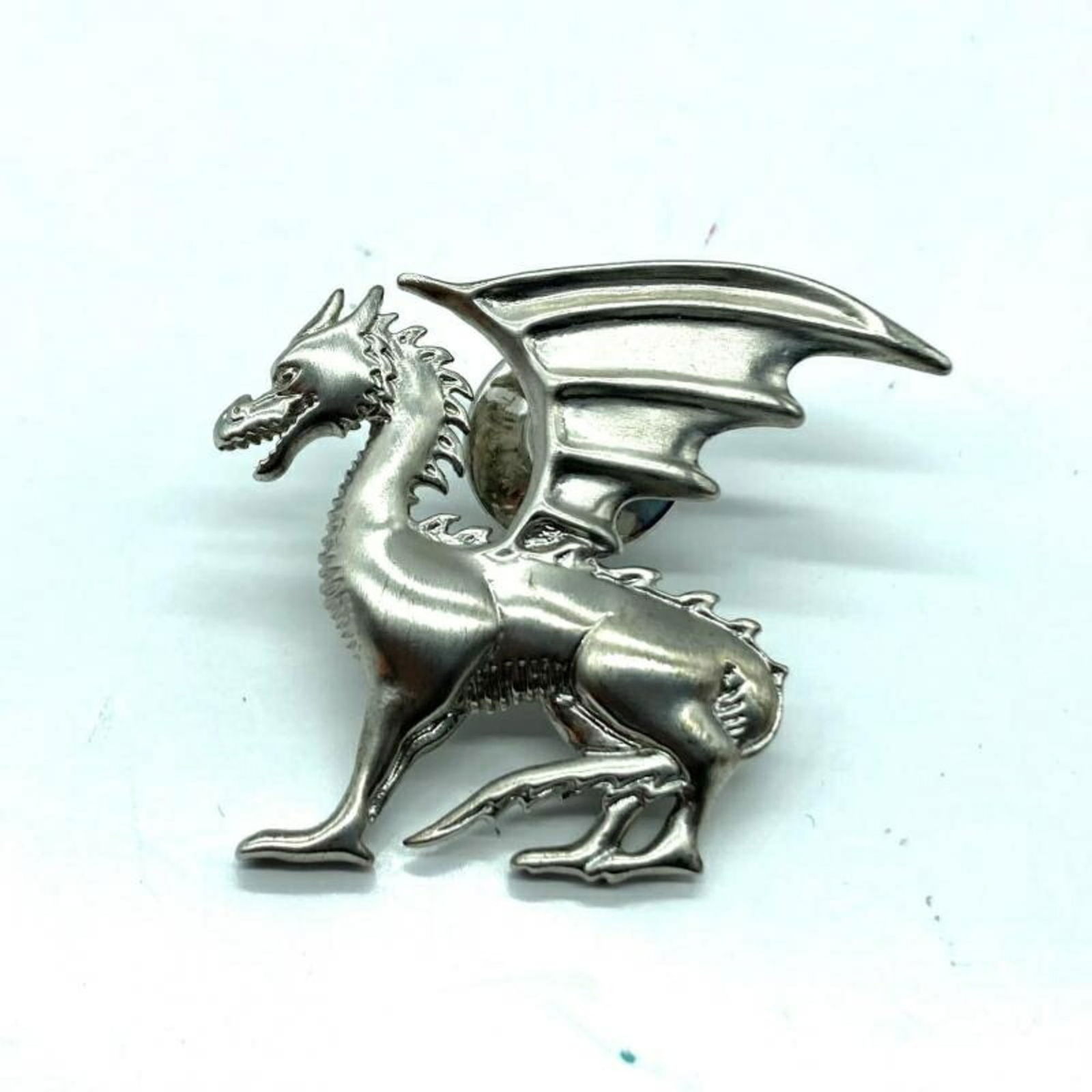 Hermes Dragon Talisman Brooch Pin Badge Silver 2.5cm x 3.5cm: Hermes Dragon Talisman Brooch Pin Badge Silver 2.5cm x 3.5cm This exquisite Hermes Dragon Talisman Brooch features a stunning design in silver, perfect for both men and women. Measuring 2.5cm in heigh