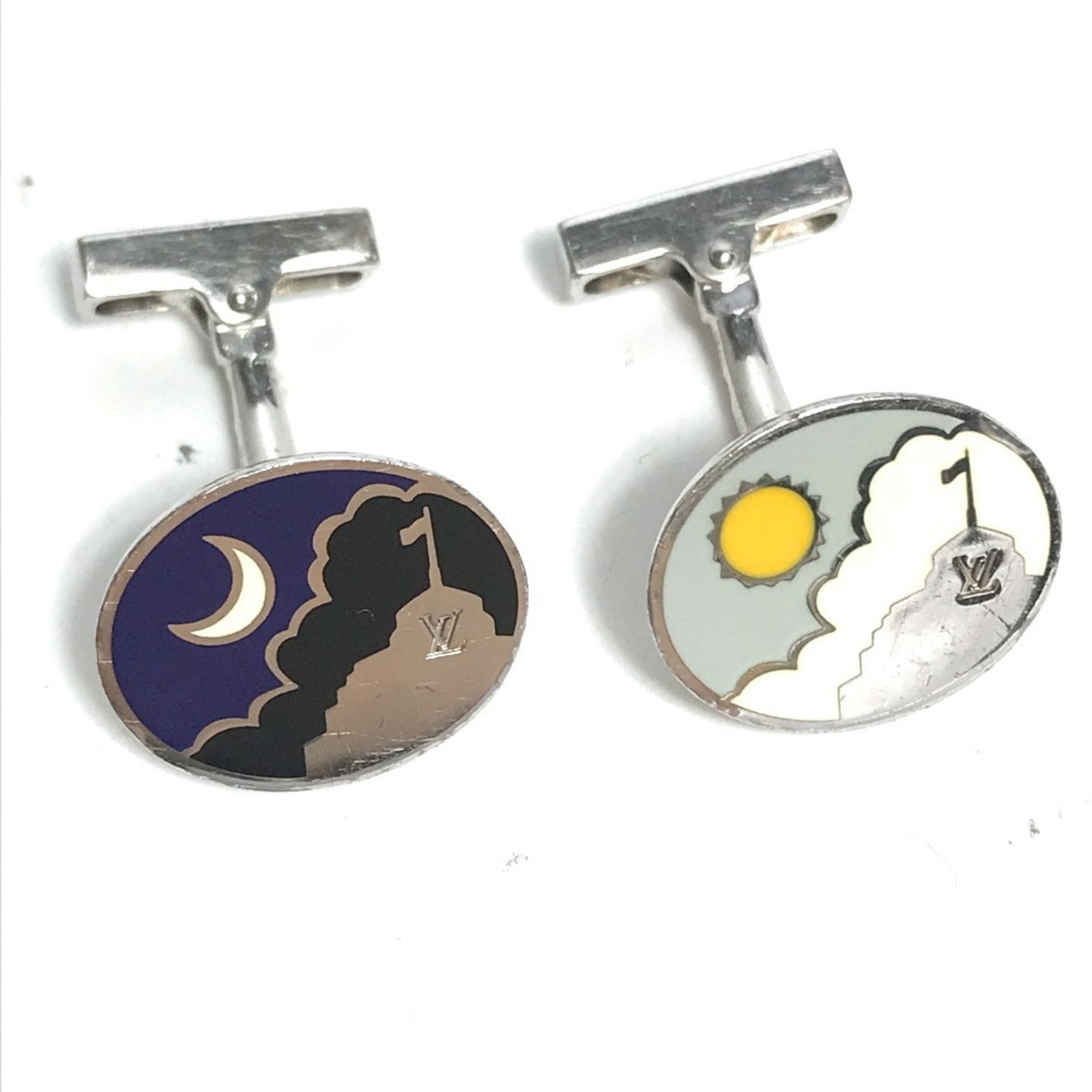 Louis Vuitton Silver 925 Moon Sun Button Cufflinks for Men: Louis Vuitton Silver 925 Moon Sun Button Cufflinks for Men These stylish cufflinks from Louis Vuitton are made of Silver 925 and feature a unique Moon Sun Button design. Perfect for men, they measure 