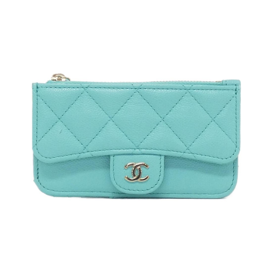 CHANEL Timeless Classic Line AP2570 Card Case: CHANEL Timeless Classic Line AP2570 Card Case This CHANEL Timeless Classic card case features a stylish light green gold hardware. Crafted from high-quality caviar skin (grained calf), it is designed