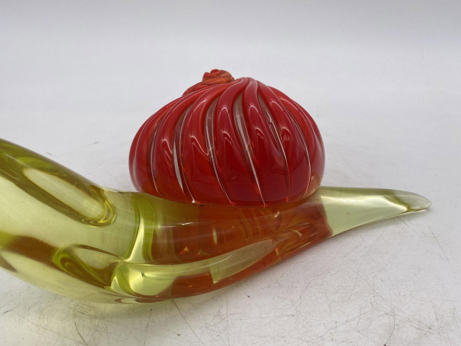 Large Mid Century Two-Tone Murano Art Glass Snail: Large Mid Century Two-Tone Murano Art Glass Snail This large mid century hand blown two-tone Murano art glass snail features exquisite craftsmanship and vibrant colors. Made from high-quality art glas