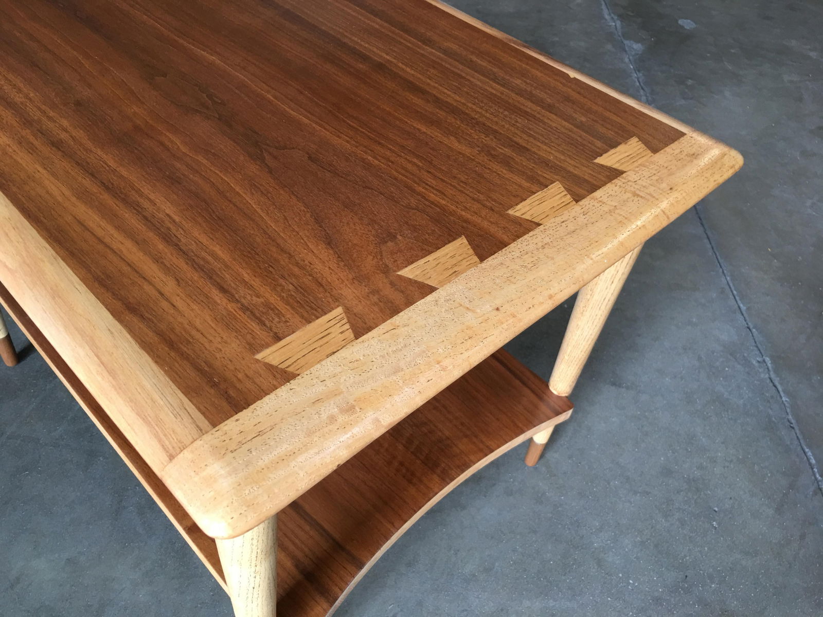 Lane Acclaim Mid Century Modern Walnut Side Table by Andre Bus: Lane Acclaim Mid Century Modern Walnut Side Table by Andre Bus This Lane Acclaim side table, designed by Andre Bus, features a stunning walnut and ash inlay design. Measuring 20 inches in height, 21 i