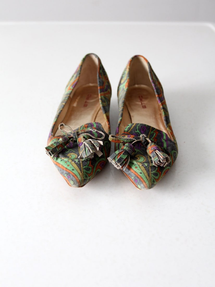 Vintage Etro Pumps Size 6 Pointy Toe Kitten Heel Tie Tassles: Vintage Etro Pumps Size 6 Pointy Toe Kitten Heel Tie Tassles This is a pair of vintage Etro pumps featuring a pointy toe design with a kitten heel and tie tassles detail. Marked Size 36. Insole Length