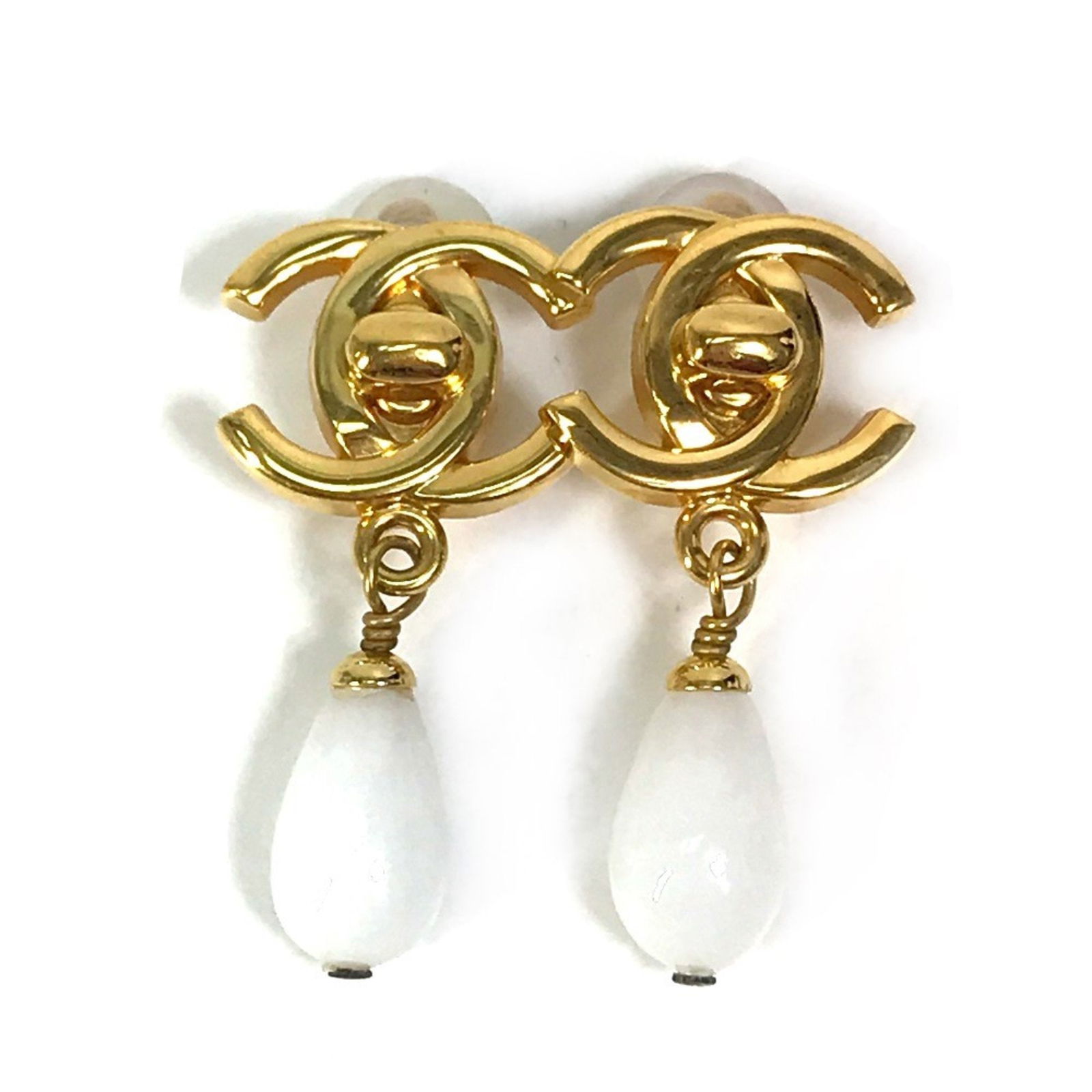 Vintage Chanel CC Mark Gold Plated Clip Earrings for Women: Vintage Chanel CC Mark Gold Plated Clip Earrings for Women These vintage Chanel CC Mark clip earrings are crafted from gold plated material, featuring a stylish design perfect for women. With dimensio