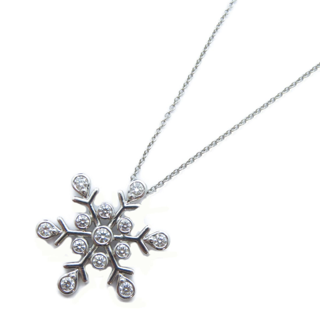 Tiffany & Co Snowflake Diamond Necklace in PT950 Platinum: Tiffany & Co Snowflake Diamond Necklace in PT950 Platinum TIFFANY&CO Snowflake Diamond Necklace crafted in PT950 Platinum. This exquisite necklace features a stunning snowflake design, showcasing a di