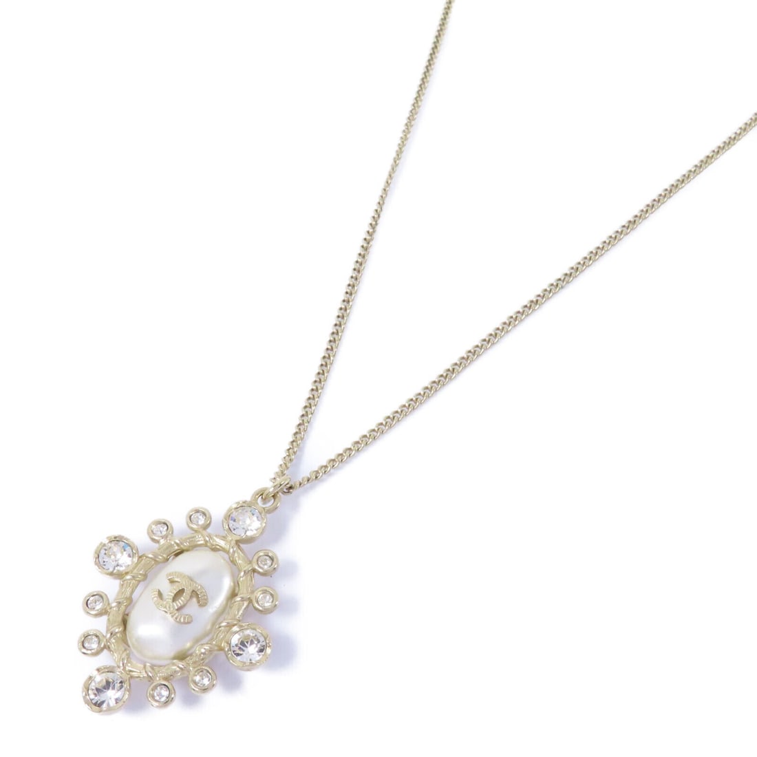 CHANEL CC Logo Necklace White Gold PVC Metal Elegant Accessory: CHANEL CC Logo Necklace White Gold PVC Metal Elegant Accessory This CHANEL CC Necklace is a stylish accessory featuring a combination of metal and PVC materials in a sophisticated white gold color. It