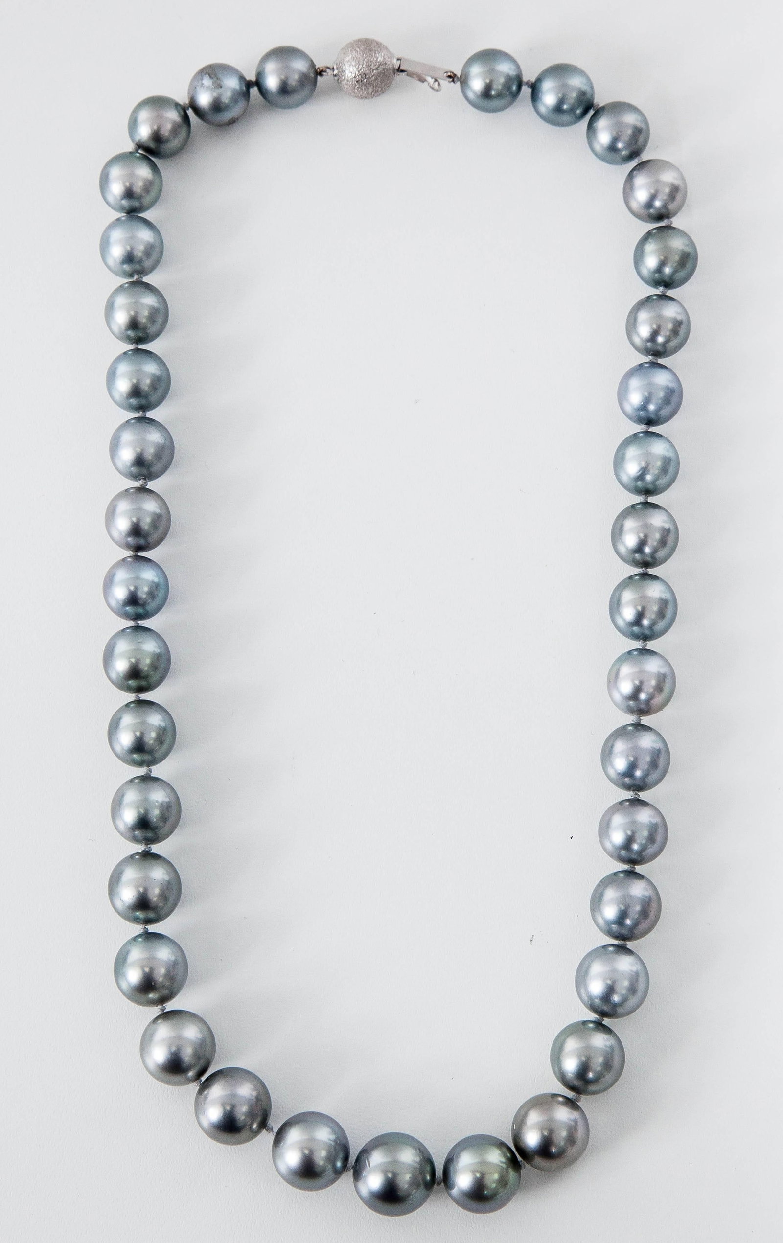 Contemporary Tahitian Cultured Pearl Necklace in 14k Gold, 18 Inches, Round Cut: Contemporary Tahitian Cultured Pearl Necklace in 14k Gold, 18 Inches, Round Cut This stunning Tahitian cultured pearl necklace features a contemporary design, crafted by Harbor Diamonds. The necklace 