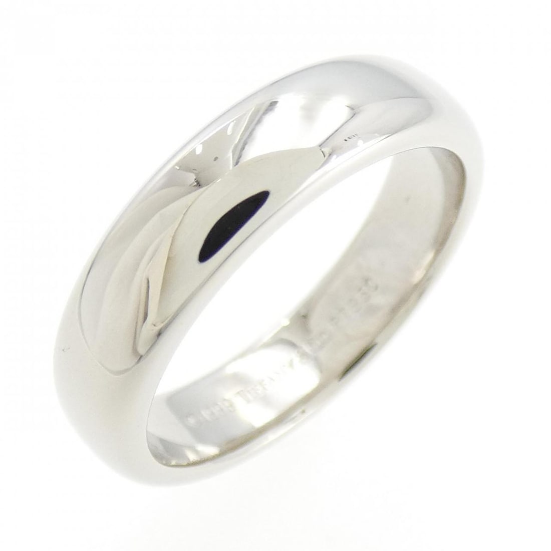 Elegant Tiffany Platinum Wedding Band Ring Size 5: Elegant Tiffany Platinum Wedding Band Ring Size 5 Tiffany Wedding Band Ring crafted from platinum, designed for ladies. This elegant ring is a size 5 (US size) and weighs approximately 7.7g. The band 