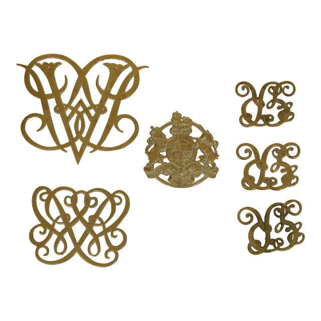 Set of 6 Virginia Metalcrafters Brass Trivets: Set of 6 Virginia Metalcrafters Brass Trivets Approx: 50 Years Old Colonial Williamsburg High Quality Construction Solid Brass Condition: Tarnishing & Wear As Shown Size: Various Sizes Up To 11 x 9 Sm