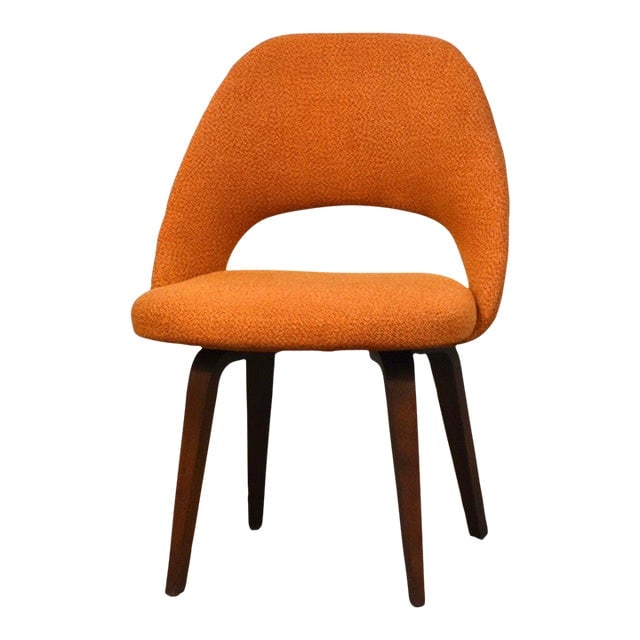 Mid-Century Modern Eero Saarinen Orange Executive Chair Knoll 1950s: Mid-Century Modern Eero Saarinen Orange Executive Chair Knoll 1950s An early example mid-century modern orange "Executive" side chair designed by Eero Saarinen for Knoll. This chair features walnut le