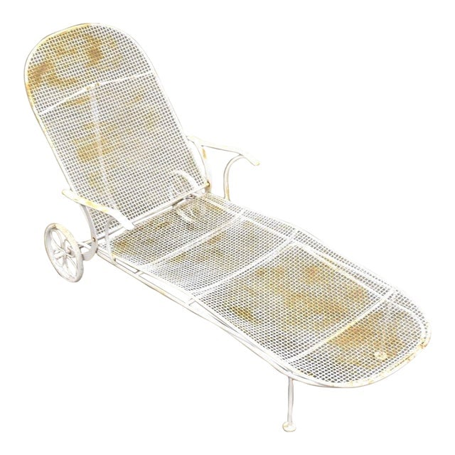 Vintage Russell Woodard White Metal Chaise Lounge 1960s Mid-Century Modern: Vintage Russell Woodard White Metal Chaise Lounge 1960s Mid-Century Modern This Vintage Russell Woodard Sculptura Chaise Lounge Chair features a mid-century modern design, crafted from white metal wir
