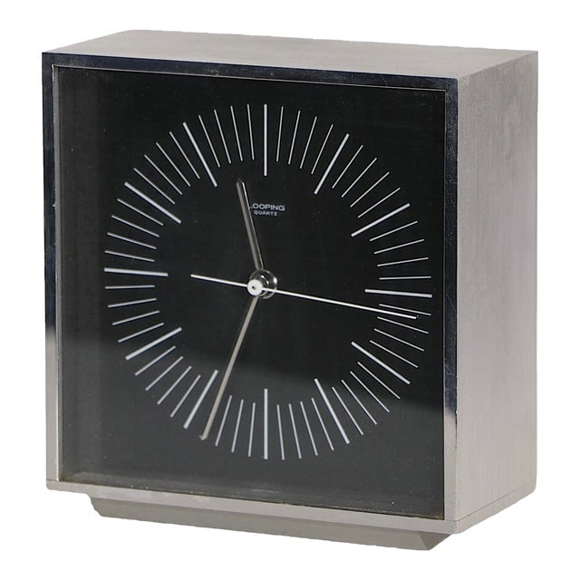 Minimalist Modernist Swiss Quartz Desk Clock by Looping C 1970/1980's: Minimalist Modernist Swiss Quartz Desk Clock by Looping C 1970/1980's Super quality voguish chic minimalist International Style modernist quartz desk clock made in Switzerland by Looping. The clock fe